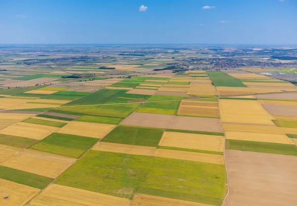 上から 田舎から 夏から 多くの耕作地が見られる風景 — ストック写真