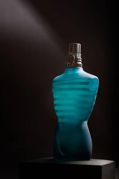Vertical Closeup Blue Bottle Design Perfume Dark Background — Stock Photo, Image