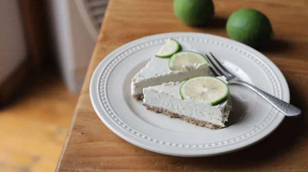 Läcker Tallrik Krämig Lime Tarts Toppad Med Lime Skivor — Stockfoto