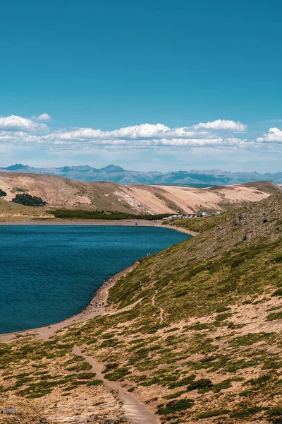 Dağların Yakınındaki Güzel Bir Gölün Dikey Görüntüsü — Stok fotoğraf
