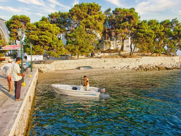ギリシャのスキアトス島の主要都市の港に係留漁船の少年 — ストック写真
