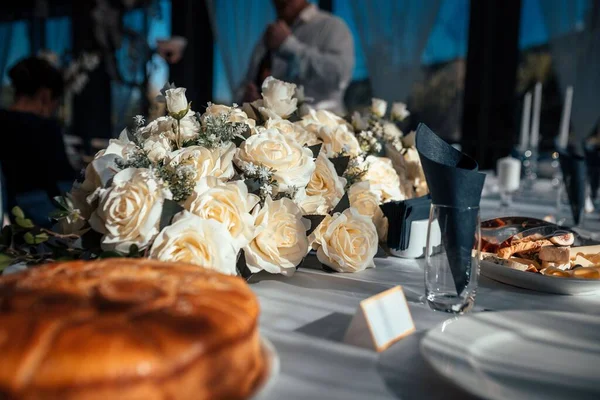 テーブルの上の結婚式の花の装飾 — ストック写真
