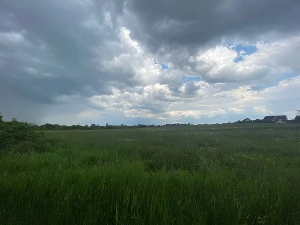 云天背景下的农村绿地绿草景致 — 图库照片