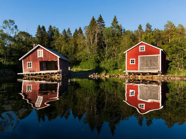 Ein Schöner Blick Auf Scheunen Einem Spiegelnden See Mit Bäumen — Stockfoto