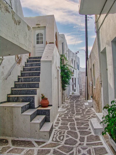 希腊帕洛斯岛上Naousa建筑物狭窄街道的垂直截图 — 图库照片