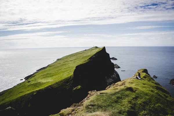 丹麦法罗群岛海滩上悬崖上的风景 — 图库照片