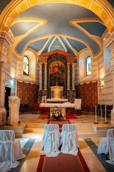 Interior Vazio Uma Igreja Católica Tiro Vertical — Fotografia de Stock