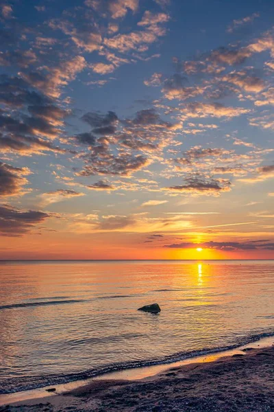 リトアニアのバルト海沿岸でのカラフルな夕日の垂直ショット — ストック写真