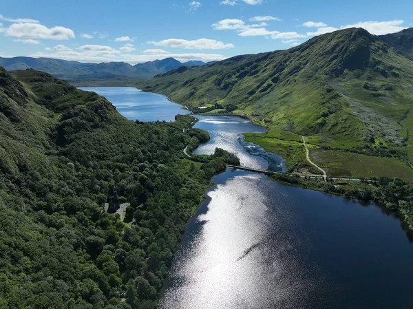 アイルランドの丘に囲まれた川の景色 — ストック写真