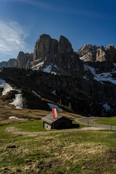 Wonderful Alpine Landscape Whit Hut Meadow Pass Gardens Sella Mountain — Stock Photo, Image