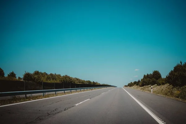 Une Route Asphaltée Travers Les Arbres — Photo