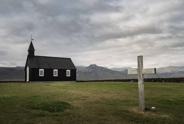 Histórica Iglesia Negra Una Cruz Campo Tormentoso Budir Islandia — Foto de Stock