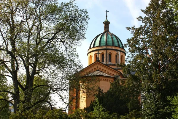 Beautiful View Church Rychnov Nad Kneznou Trees Foreground — Stock Photo, Image