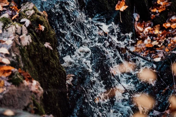 Una Vista Panorámica Una Pequeña Cascada Que Fluye Sobre Rocas — Foto de Stock