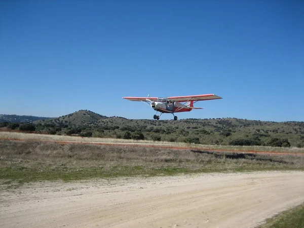 Ein Ultraleichtflugzeug Hebt Einem Sonnigen Tag Vor Dem Hintergrund Grüner — Stockfoto