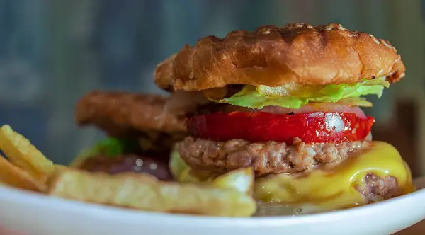 Marul Domatesli Sulu Bir Gurme Burgerin Yakın Çekimi — Stok fotoğraf