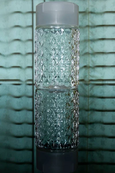 Uma Garrafa Água Decorativa Mesa Frente Uma Janela — Fotografia de Stock