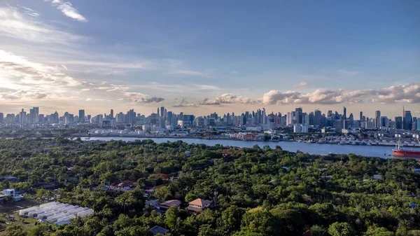 Tayland Beton Ormanının Ortasında Yeşil Bir Park — Stok fotoğraf