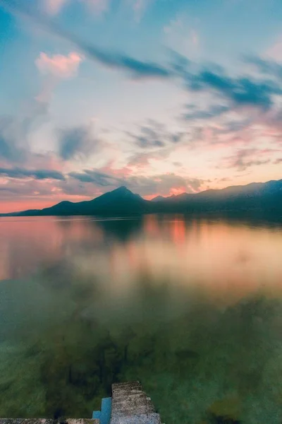 Красивый Вид Озеро Гарда Время Розового Заката Италии — стоковое фото