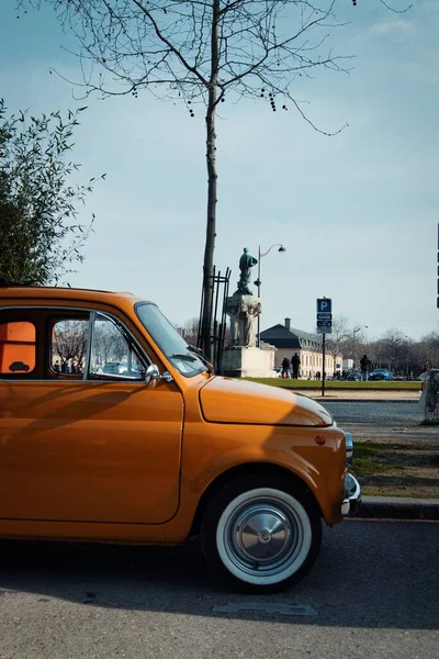 Zdjęcie Pionowe Zabytkowego Samochodu Fiat 500 Ulicach Paryża Francja — Zdjęcie stockowe