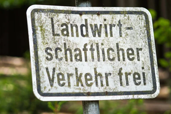 Крупный План Белого Грандиозного Знака Немецком Языке — стоковое фото