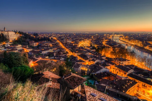 Eine Luftaufnahme Der Beleuchteten Stadt Verona Bei Sonnenuntergang Italien — Stockfoto