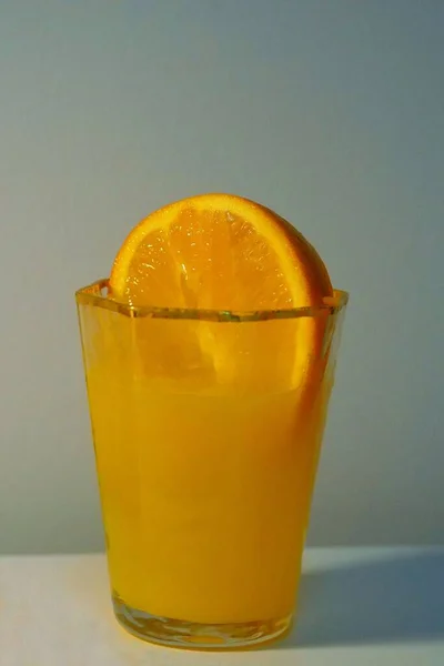 Vaso Jugo Naranja Fresco Una Jugosa Naranja Rodajas Vaso —  Fotos de Stock