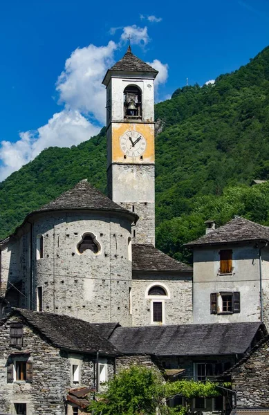 Mavi Bulutlu Gökyüzünün Altında Etrafı Ağaçlarla Çevrili Kilise — Stok fotoğraf