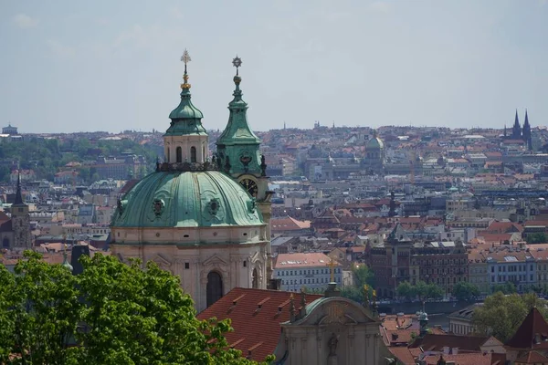 チェコ共和国プラハの小都市の街並みを背景にした聖ニコラス教会 — ストック写真