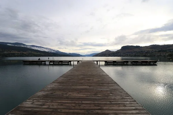 曇り空の下の湖の上の桟橋の景色 — ストック写真