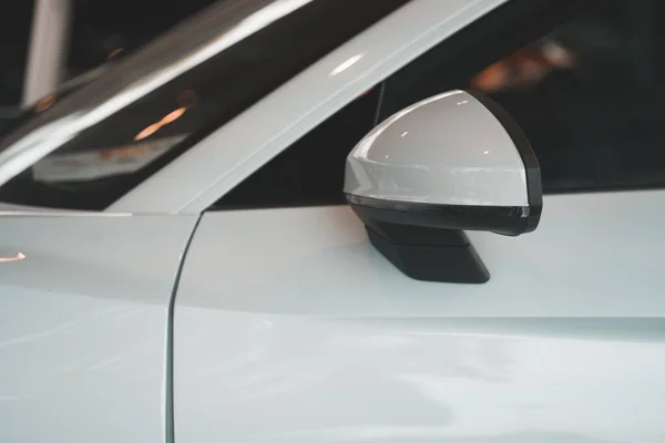 Ένα Κοντινό Πλάνο Ενός Λευκού Καθρέφτη Οδήγησης Αυτοκινήτων — Φωτογραφία Αρχείου
