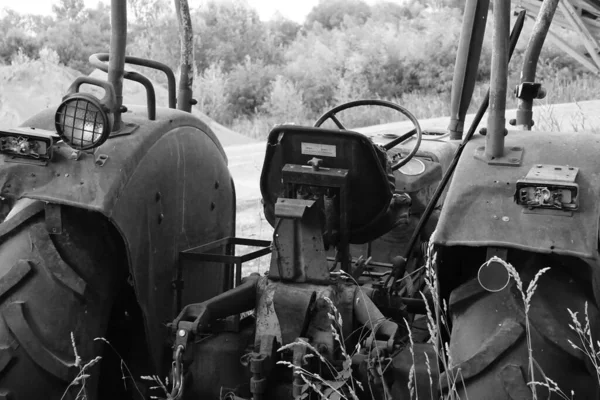 Plan Noir Blanc Vieux Tracteur Abandonné Sur Champ Dans Une — Photo
