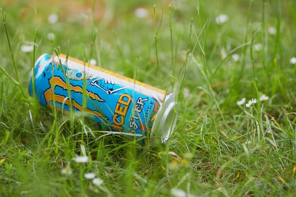 Tiro Close Uma Lata Vazia Bebida Energética Que Coloca Grama — Fotografia de Stock