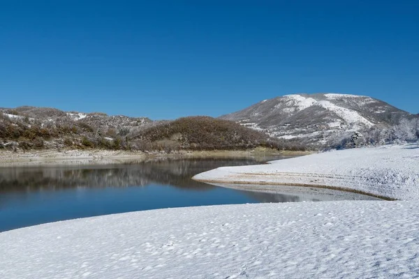 Jezioro Fiastra Śniegiem Parku Narodowym Sibillini Włoszech — Zdjęcie stockowe