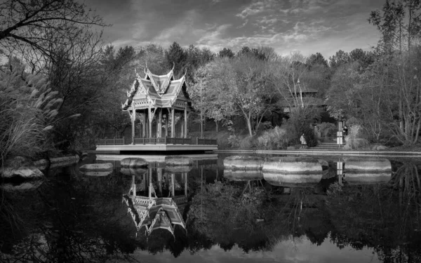 Grayscale Shot Oriental Gazebo Sendling Westpark Munich — Stock Photo, Image