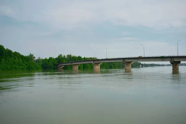 高速道路のための広い川を渡るシンプルな橋 — ストック写真
