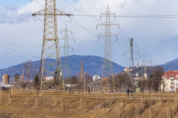 冬の嵐の日にオーストリアのグラーツ市の都市部に電力をもたらす大規模な送電線 — ストック写真