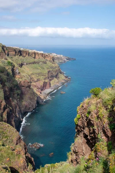 Krásný Výhled Klidné Moře Ostrovem Pod Jasnou Oblohou Madeiře — Stock fotografie