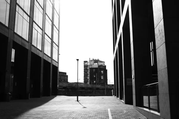 Ein Laternenpfahl Zwischen Zwei Modernen Bürogebäuden Gegen Den Himmel — Stockfoto