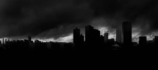 グレースケールで撮影された暗い日の摩天楼のシルエットのパノラマビュー — ストック写真