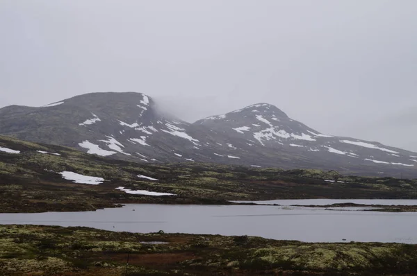 Ένα Τοπίο Βουνών Και Λιμνών Ομιχλώδη Καιρό Στο Όσλο Της — Φωτογραφία Αρχείου