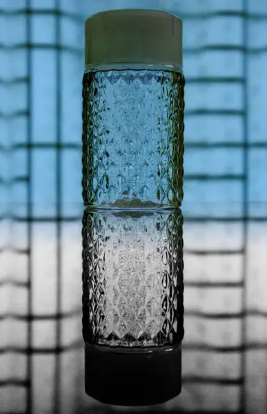 Декоративная Бутылка Воды Столе Перед Окном — стоковое фото