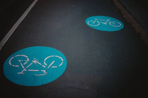 Ein Radweg Mit Blauem Kreis Und Weißem Fahrradschild Der Nacht — Stockfoto