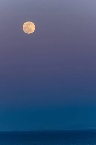 Vacker Utsikt Över Klarlila Himmel Med Fullmåne Över Havet — Stockfoto