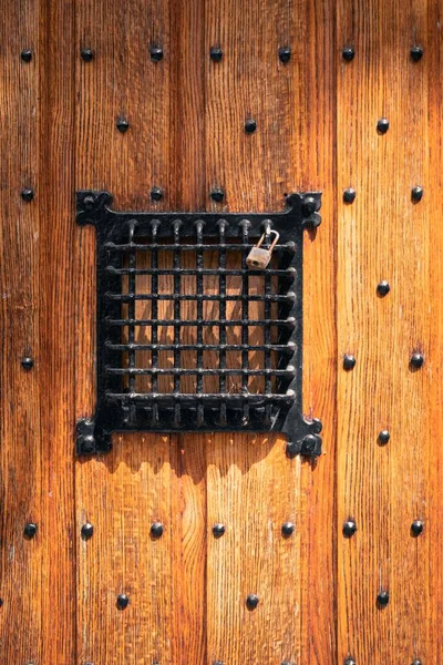 Eine Nahaufnahme Einer Holztür Mit Einem Kleinen Quadratischen Gitter Und — Stockfoto