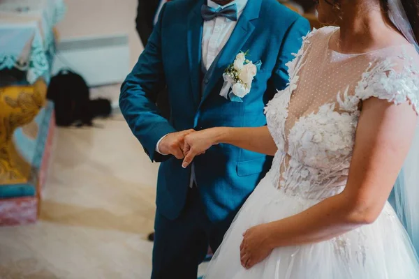 Ein Anonymer Bräutigam Steht Bei Seiner Braut Während Der Hochzeit — Stockfoto