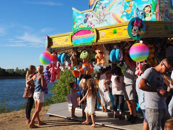 Parc Attractions Plein Monde Pendant Festival Des Pêcheurs Rhénans Allemagne — Photo