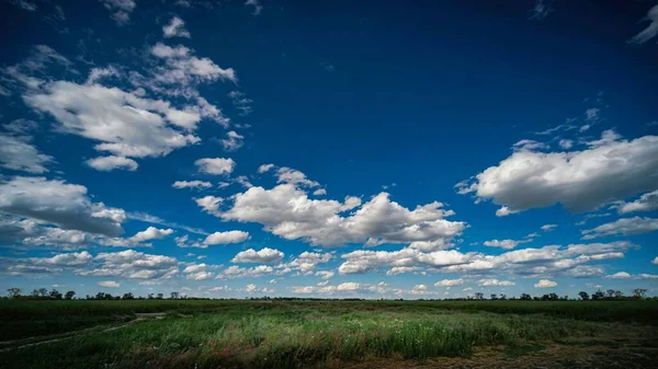 Een Prachtig Landschap Van Een Donker Bewolkte Blauwe Lucht Boven — Stockfoto