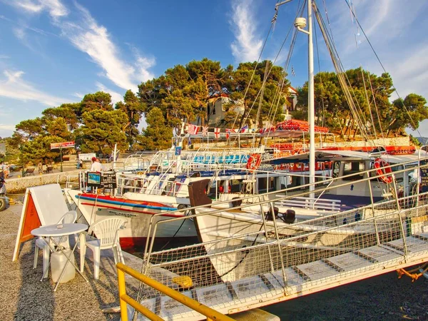 Barcos Pesca Iates Ancorados Porto Principal Cidade Ilha Skiathos Grécia — Fotografia de Stock