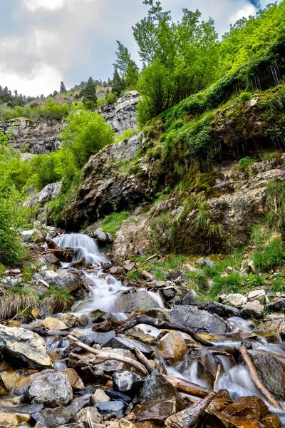 Uma Foto Vertical Lost Creek Falls Provo Canyon Utah Estados — Fotografia de Stock